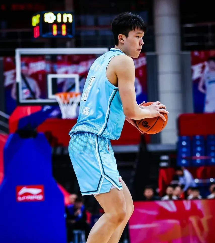 转折点！新疆广汇队长鼓劲，CBA常规赛冲刺阶段攻防权衡，管理层满意，心理建设被强调的简单介绍雷竞技app